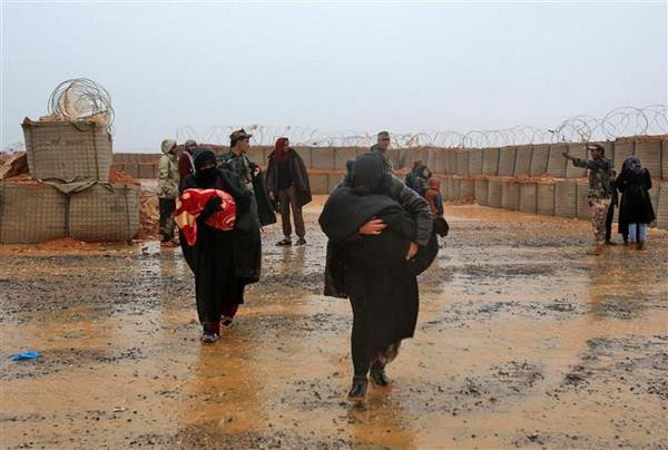 Người tị nạn Syria tại trại Rukban ở biên giới Syria-Jordan. (Nguồn: AFP/TTXVN) Syria cáo buộc các lực lượng Mỹ hợp tác với khủng bố ảnh 1