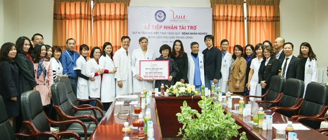 Đại diện Quỹ Vì Tầm vóc Việt trao tặng 300 triệu đồng cho Quỹ Vì bệnh nhân nghèo của Bệnh viện Phụ sản Trung ương. (Nguồn: Vietnam+) Quỹ Vì Tầm vóc Việt trao tặng 300 triệu đồng cho bệnh nhân nghèo ảnh 1