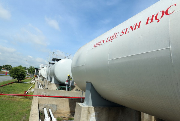 Bồn chứa nhiên liệu xăng sinh học E5. (Ảnh: Huy Hùng/TTXVN) Giải quyết rào cản kinh doanh phổ biến xăng sinh học E5 ảnh 2