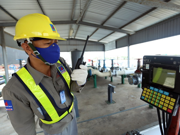 Vận hành cung cấp xăng dầu tại PV Oil Nhà Bè. (Ảnh: Huy Hùng/TTXVN) Giải quyết rào cản kinh doanh phổ biến xăng sinh học E5 ảnh 3