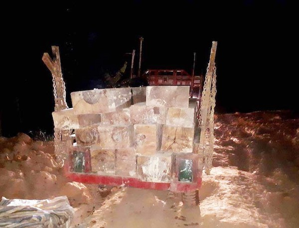 Bắt quả tang một vụ vận chuyển trái phép hơn 20m3 gỗ xẻ hộp ảnh 1