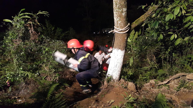 Kon Tum: Xe khách lao xuống vực, 1 người chết, 19 người bị thương ảnh 1