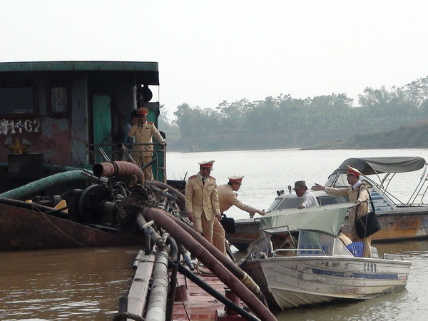 Tạm giữ 4 tàu khai thác cát trái phép trên tuyến sông Đuống ảnh 1