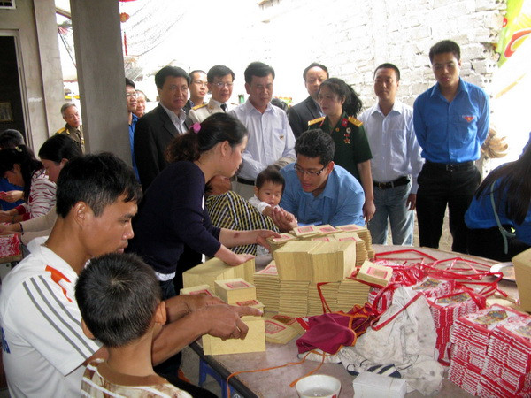 Hội cựu chiến binh TTXVN tặng quà nạn nhân da cam tại Bắc Giang ảnh 1