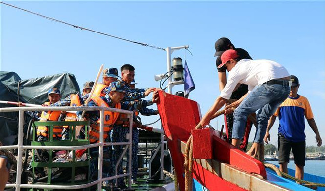 Ứng cứu an toàn sáu ngư dân trên tàu cá bị chìm ở vùng biển Trường Sa ảnh 1