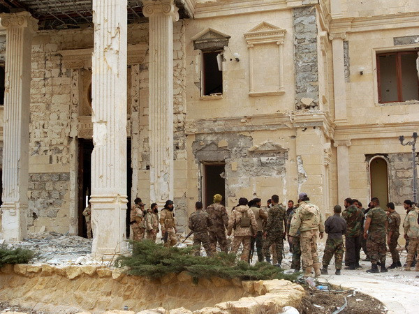 Binh sỹ quân đội Chính phủ Syria gác tại một khu vực ngoại ô thành cổ Palmyra. (Ảnh: AFP/TTXVN) IS tiến được vào thành phố cổ Palmyra sau cuộc tấn công bất ngờ ảnh 1
