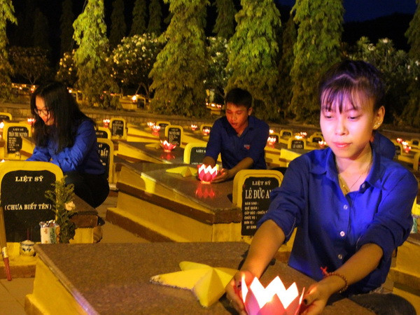 Xúc động lễ dâng hương tưởng niệm các Anh hùng liệt sỹ tại Lào ảnh 1