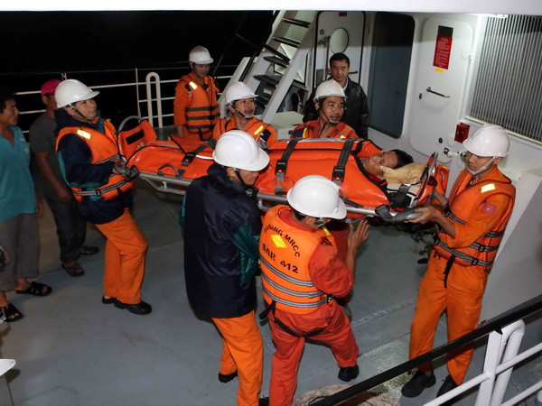 Quảng Trị: Cứu sống sáu ngư dân gặp nạn trên biển ảnh 1