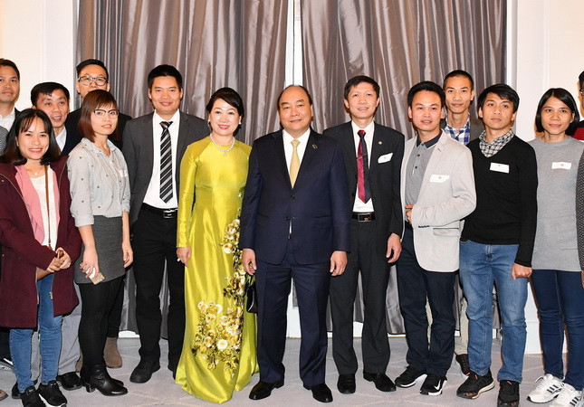 Thủ tướng gặp mặt, nói chuyện với kiều bào tại Đan Mạch ảnh 1