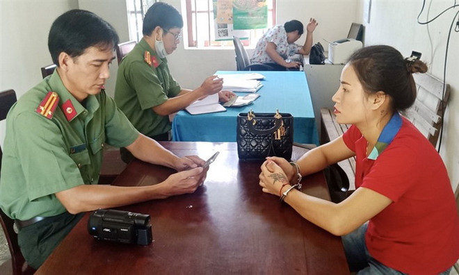 Lực lượng Công an làm việc với bị can Lương Thị Hải. (Nguồn: Bộ Công an) Công an tỉnh Bạc Liêu triệt phá đường dây mua bán người dưới 16 tuổi ảnh 1