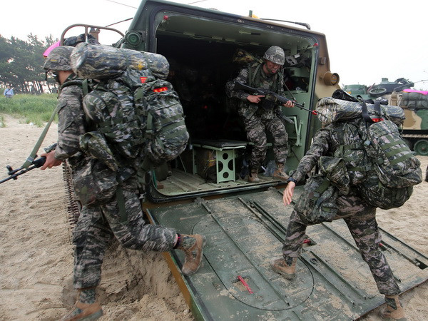 Lính Hàn Quốc tập trận bắn đạn thật gần biên giới trên biển ảnh 1