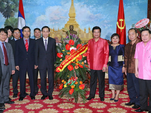 Thắm tình anh em Việt-Lào ngày Tết cổ truyền Bun-pi-may 2015 ảnh 1