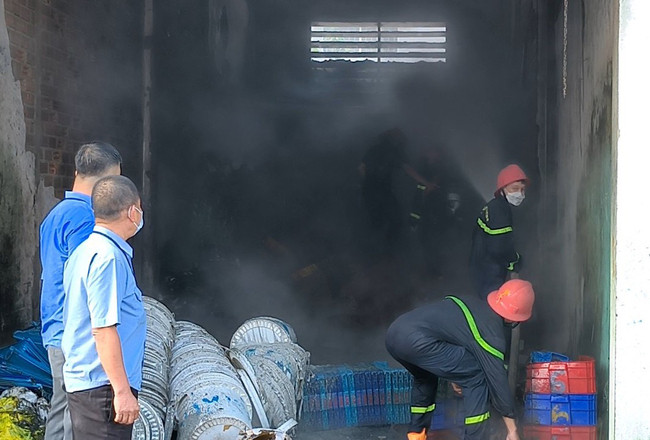 Cháy lớn tại kiốt trong Cảng cá Bình Định, 2 người thương vong ảnh 1