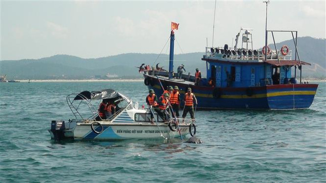 Cứu hộ ngư dân gặp nạn. Ảnh minh họa. (Ảnh: Hoài Nam/TTXVN phát) Quảng Trị: Cứu kịp thời 7 ngư dân Nghệ An trên tàu cá bị cháy ảnh 1