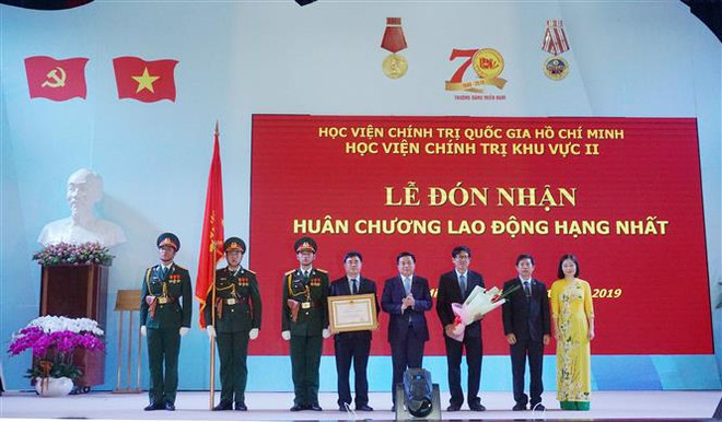 Bí thư Trung ương Đảng, Chủ tịch Hội đồng Lý luận Trung ương, Giám đốc Học viện Chính trị quốc gia Hồ Chí Minh Nguyễn Xuân Thắng trao Huân chương Lao động hạng Nhất của Chủ tịch nước tặng Học viện Chính trị khu vực II. (Ảnh: Thu Hoài/TTXVN) Kỷ niệm 70 năm truyền thống Trường Đảng miền Nam ảnh 1
