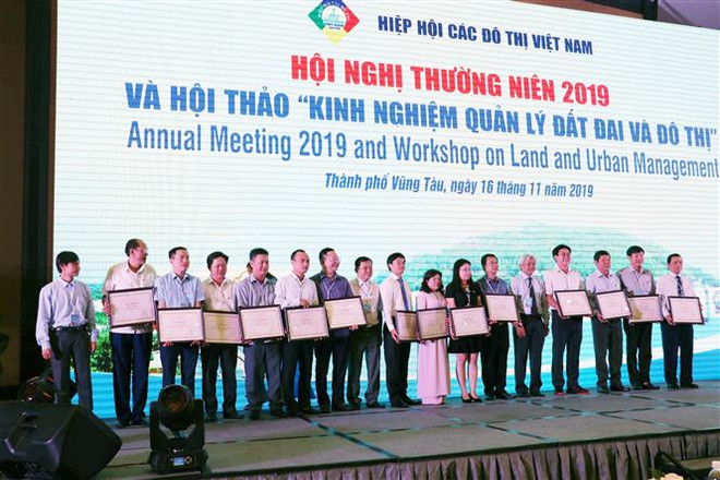 Chia sẻ kinh nghiệm trong quản lý đất đai và đô thị ảnh 2