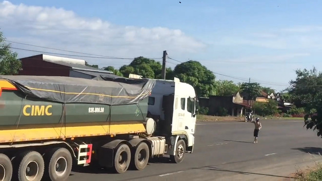 Nam thanh niên chặn xe, đập phá gây náo loạn đường phố ảnh 3