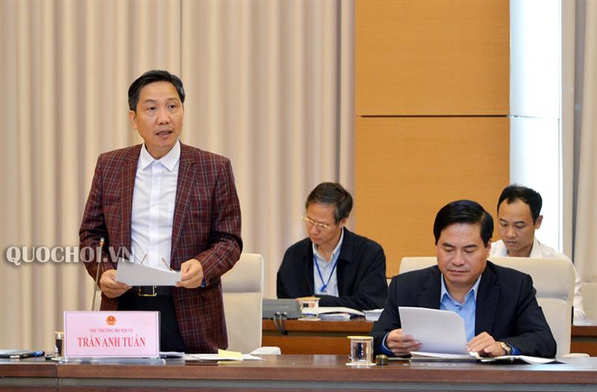 Thứ trưởng Bộ Nội vụ Trần Anh Tuấn trình bày Tờ trình của Chính phủ. (Nguồn: quochoi.vn) Sắp xếp đơn vị hành chính cấp huyện, xã: Khó xử lý công chức dôi dư ảnh 2