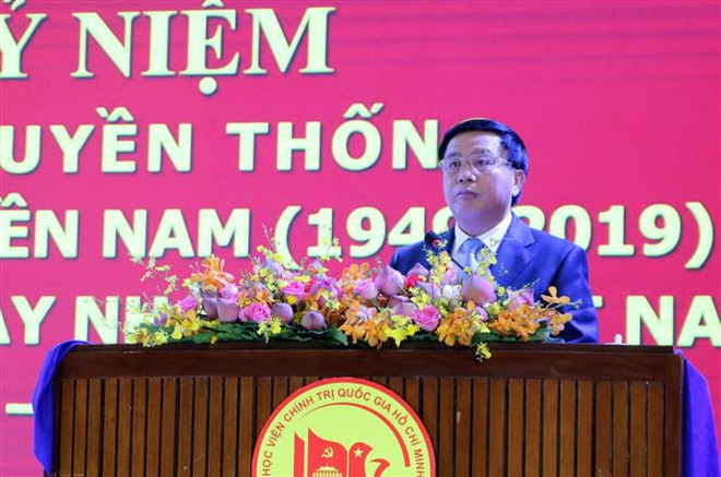Bí thư Trung ương Đảng, Chủ tịch Hội đồng Lý luận Trung ương, Giám đốc Học viện Chính trị quốc gia Hồ Chí Minh Nguyễn Xuân Thắng phát biểu tại lễ kỷ niệm. (Ảnh: Thu Hoài/TTXVN) Kỷ niệm 70 năm truyền thống Trường Đảng miền Nam ảnh 2
