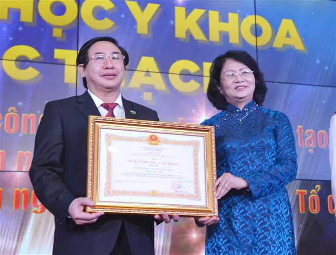 Phó Chủ tịch nước Đặng Thị Ngọc Thịnh trao Huân chương Lao động hạng Nhì tặng phó giáo sư Ngô Minh Xuân, Hiệu trưởng Trường Đại học Y khoa Phạm Ngọc Thạch. (Ảnh: Đinh Hằng/TTXVN) Đại học Y khoa Phạm Ngọc Thạch đón nhận Huân chương Lao động hạng Nhì ảnh 2