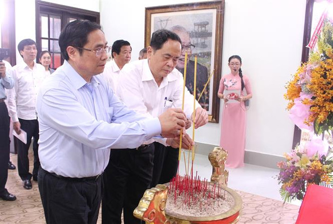 Đoàn công tác đến dâng hương tại Khu lưu niệm Thủ tướng Chính phủ Võ Văn Kiệt ở thị trấn Vũng Liêm, huyện Vũng Liêm. (Ảnh: Lê Thúy Hằng/TTXVN) Trưởng Ban Tổ chức Trung ương dự Ngày hội Đại đoàn kết tại Vĩnh Long ảnh 3