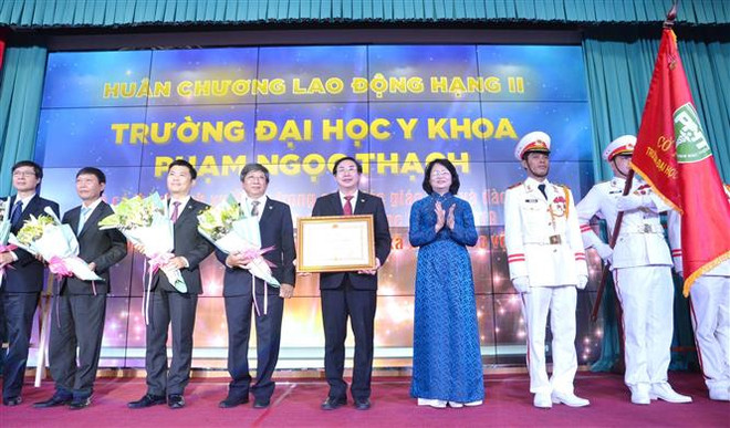 Phó Chủ tịch nước Đặng Thị Ngọc Thịnh trao Huân chương Lao động hạng Nhì của Chủ tịch nước tặng Trường Đại học Y khoa Phạm Ngọc Thạch (Thành phố Hồ Chí Minh). (Ảnh: Đinh Hằng/TTXVN) Đại học Y khoa Phạm Ngọc Thạch đón nhận Huân chương Lao động hạng Nhì ảnh 1