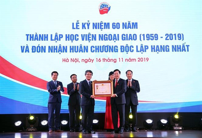 Phó Thủ tướng, Bộ trưởng Bộ Ngoại giao Phạm Bình Minh trao Huân chương Độc lập hạng Nhất tặng Học viện Ngoại giao. (Ảnh: TTXVN) Học viện Ngoại giao đón nhận Huân chương Độc lập hạng Nhất ảnh 1