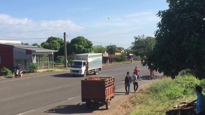 Nam thanh niên chặn xe, đập phá gây náo loạn đường phố ảnh 1