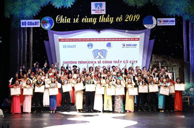 Các thầy cô giáo được tuyên dương tại Chương trình Chia sẻ cùng thầy cô năm 2019. (Ảnh: Văn Điệp/TTXVN) 'Chia sẻ cùng thầy cô': Tuyên dương 63 giáo viên vùng dân tộc thiểu số ảnh 1