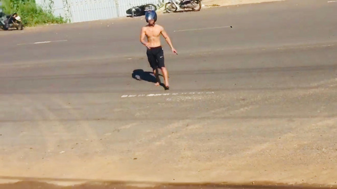 Nam thanh niên chặn xe, đập phá gây náo loạn đường phố ảnh 2