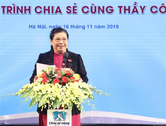 Phó Chủ tịch Thường trực Quốc hội Tòng Thị Phóng phát biểu. (Ảnh: Văn Điệp/TTXVN) 'Chia sẻ cùng thầy cô': Tuyên dương 63 giáo viên vùng dân tộc thiểu số ảnh 3