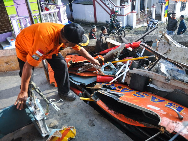 Máy bay tư nhân của Indonesia chở 5 người bị rơi ở miền Đông ảnh 1