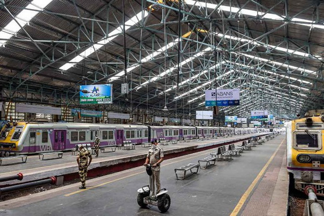 Ấn Độ phong tỏa các đường biên giới chặn dòng người di cư đổ về quê ảnh 1