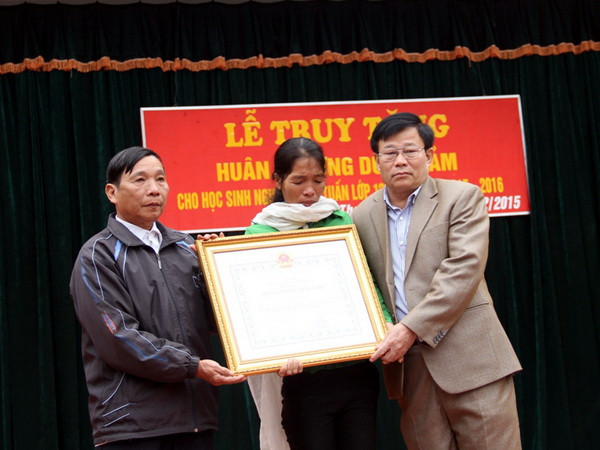 Truy tặng Huân chương dũng cảm cho học sinh cứu người đuối nước ảnh 1