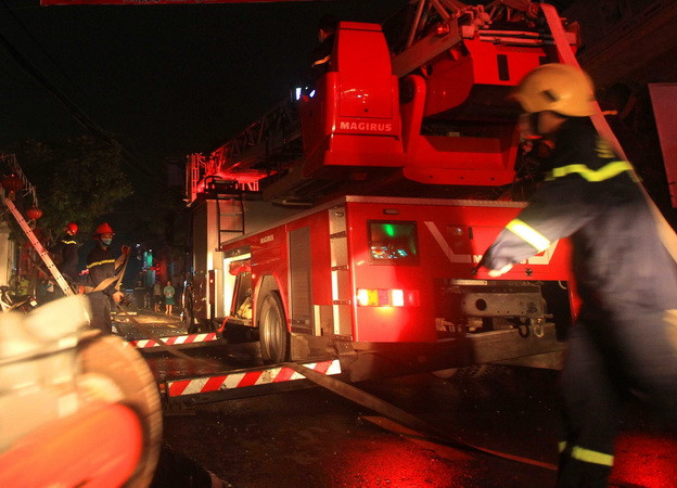 Cháy lớn Công ty sản xuất bao bì rộng hàng ngàn m2 ở Bình Dương ảnh 1