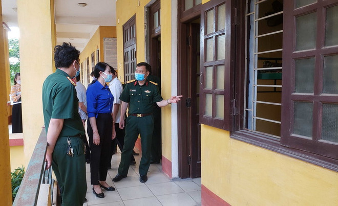 Lãnh đạo tỉnh Vĩnh Phúc kiểm tra đôn đốc công tác chuẩn bị khu cách ly tập trung phòng, chống COVID-19 với quy mô 400 giường tại Trường Cao đẳng nghề Số 2, Bộ Quốc phòng, thôn Hòa Loan, xã Lũng Hòa, huyện Vĩnh Tường. (Ảnh: Hoàng Hùng/TTXVN) Vĩnh Phúc: Chuẩn bị sẵn sàng bệnh viện dã chiến, mở rộng khu cách ly ảnh 1