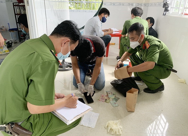 Lực lương Công an khám xét nhà ở của bị can Dung thu giữ trên 640g Methaphetamine cũng nhiều tang vật liên quan. (Ảnh: TTXVN phát) An Giang: Khởi tố, bắt tạm giam 4 đối tượng mua bán ma túy trái phép ảnh 1
