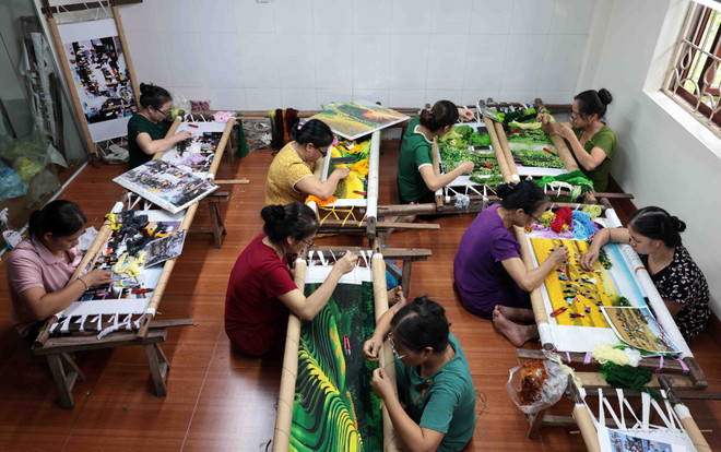 Sản phẩm thêu tay truyền thống của nghệ nhân ở Thắng Lợi được khách hàng trong nước và quốc tế ưa chuộng. (Ảnh: Trần Việt/TTXVN) ttxvn_nghe theu2.jpg