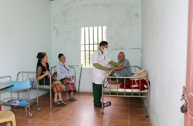 Bác sỹ Nguyễn Bá Lương khám bệnh cho người dân vùng biên giới tại mô hình "Tủ thuốc biên cương" của Đồn Biên phòng Phúc Sơn. (Nguồn: báo Nghệ An) ba sy quan y Nguyen Ba Luong.jpg