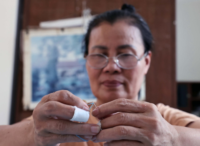 Duy trì và phát triển nghề thêu tay truyền thống được người dân xã Thắng Lợi suy tôn ông tổ nghề thêu của Việt Nam là Lê Công Hành (1606-1661). (Ảnh: Trần Việt/TTXVN) ttxvn_nghe theu.jpg