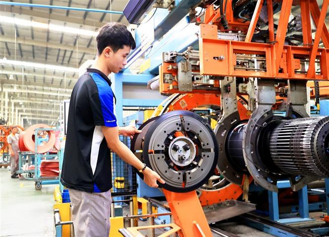 Sản xuất lốp xe ôtô tại Công ty TNHH Sailun Việt Nam, xã Phước Đông, huyện Gò Dầu. (Ảnh: Hồng Đạt/TTXVN) Tây Ninh phục hồi sau đại dịch: Hỗ trợ doanh nghiệp, người lao động ảnh 1