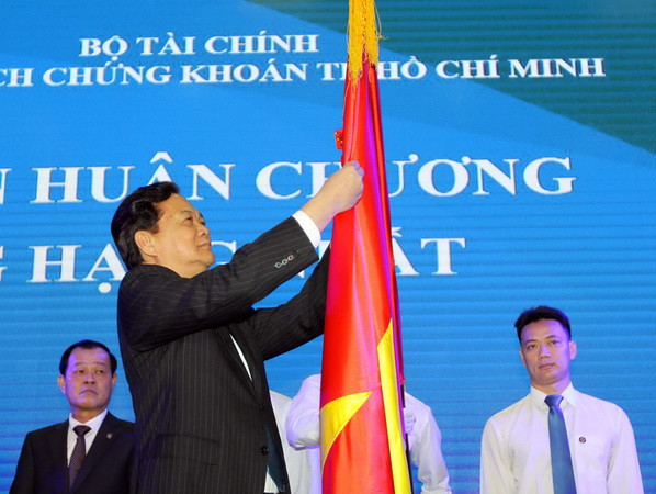 Thủ tướng đánh giá cao thành tựu của sàn chứng khoán sau 15 năm ảnh 1