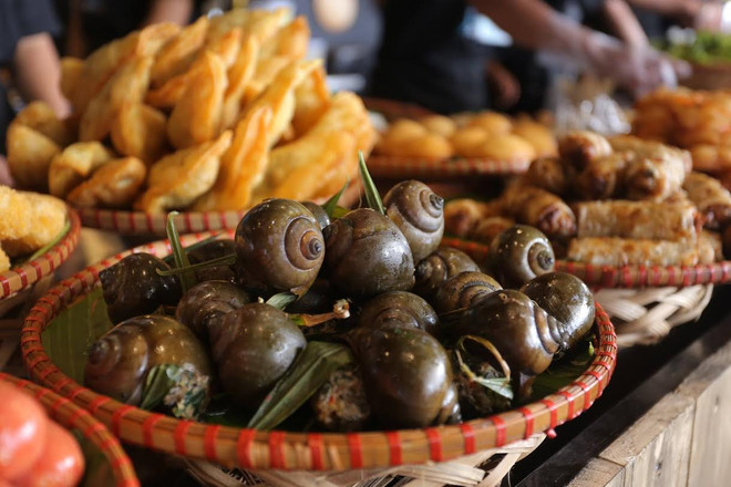 Độc đáo khu ăn vặt phố cổ trong lòng “thành phố Hoàng Gia” ảnh 1