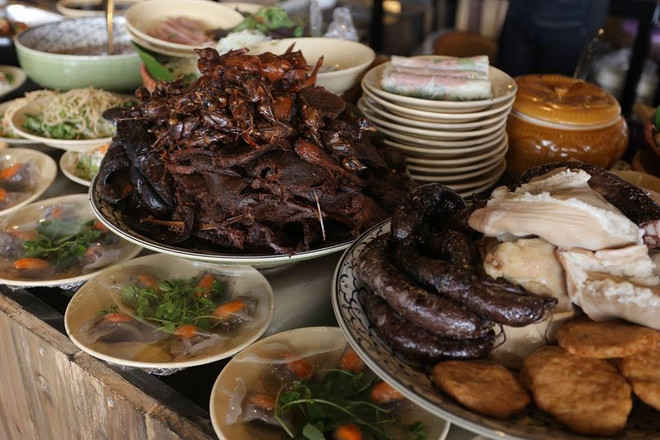 Độc đáo khu ăn vặt phố cổ trong lòng “thành phố Hoàng Gia” ảnh 2