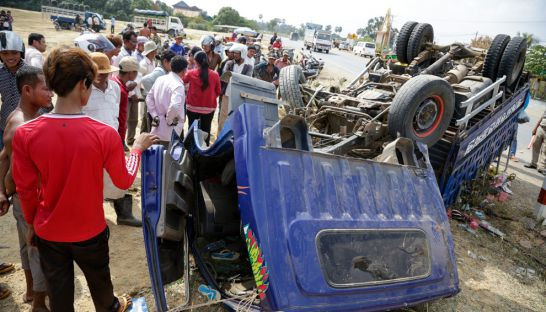 Campuchia: Xe tải chở công nhân nổ lốp, hất văng 70 người xuống đường ảnh 1