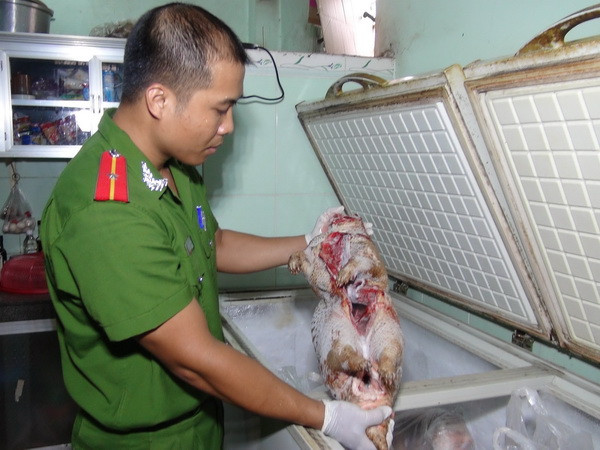 Bình Phước: Phát hiện gần 1 tấn thịt, mỡ bẩn bốc mùi hôi thối ảnh 1