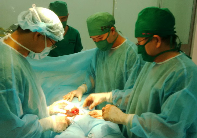 An Giang: Cắt bỏ thành công 2 khối u tinh hoàn nặng 250g ảnh 1