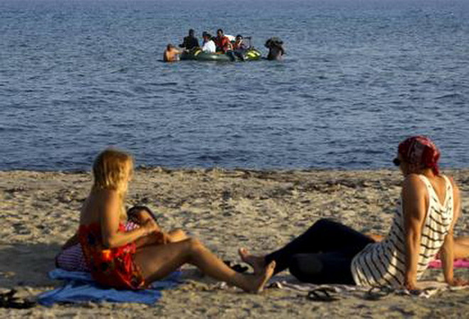 Đảo Kos chật cứng, Hy Lạp dùng phà biển để tiếp nhận người di cư ảnh 1