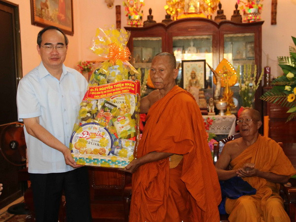 Chủ tịch Mặt trận thăm, tặng quà các vị sư sãi tại Trà Vinh ảnh 1