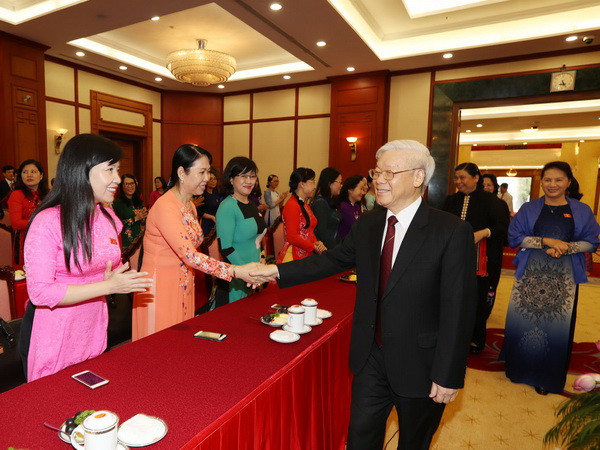 Tổng Bí thư Nguyễn Phú Trọng với nữ đại biểu Quốc hội Việt Nam. (Ảnh : Trí Dũng/TTXVN) Tổng Bí thư gặp mặt Nhóm nữ đại biểu Quốc hội khóa XIV ảnh 1